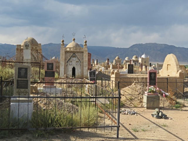 Friedhof in Kochkor mit imposanten Grabbauten