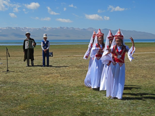 Tanzende Frauen in weißer Tracht am Song Köl See