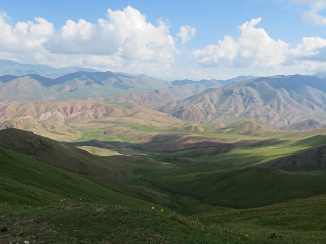 Grüne Berglandschaft in Kirgistan