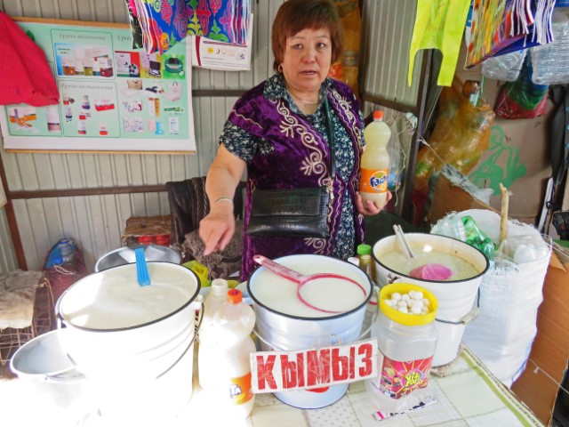 Verkäuferin von Kymyz auf einem Markt in Karakol