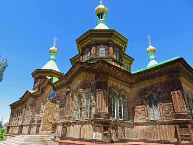 Große Holzkirche von Karakol mit grünen Türmen