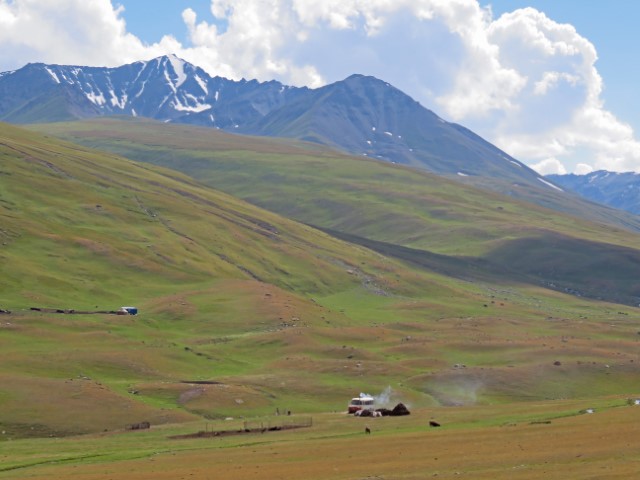 Im Tien Shan Gebirge Kirgistans mit hohen Bergen und Jurten