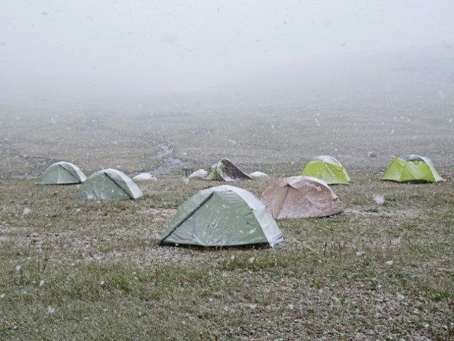 Zelte im Schnee im Tien Shan Gebirge Kirgistans