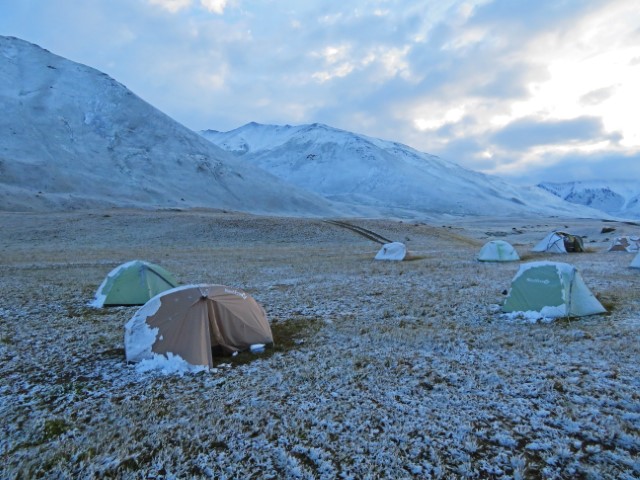 Zelte im Schnee in den Bergen des Tien Shan Gebirges in Kirgistan