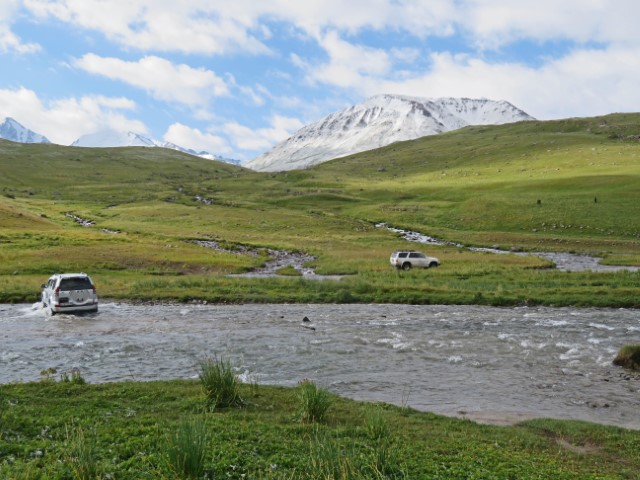 Geländewagen fahren durch Flüsse im Tien Shan Gebirge Kirgistans