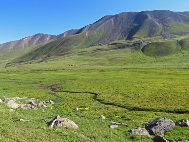 Sonnenbeschienene, grüne Berge im Tien Shan Gebirge Kirgistans