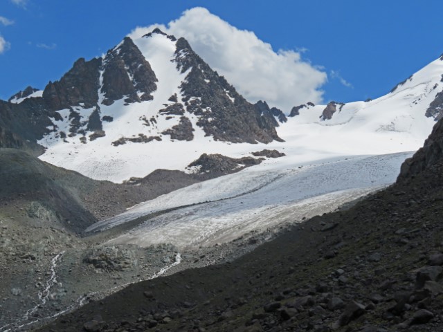 Blick über Moräne und schneebedeckte Berge