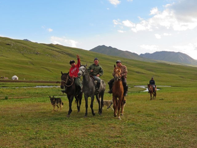 Drei Männer auf Pferden im Tien Shan Gebirge Kirgistans