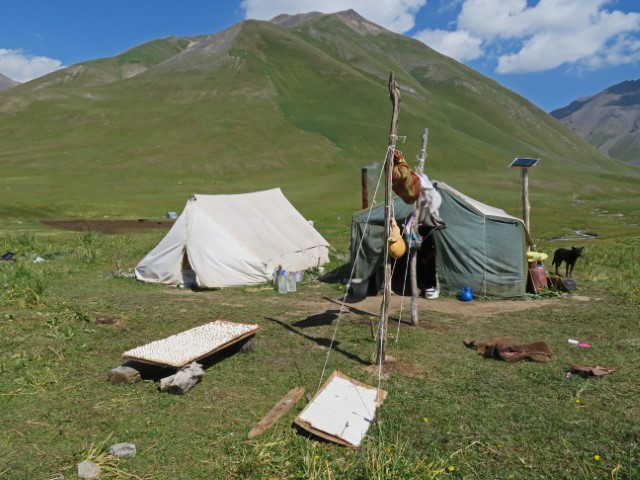 Einfach Zelte in den Bergen des Tien Shan Gebirges in Kirgistan