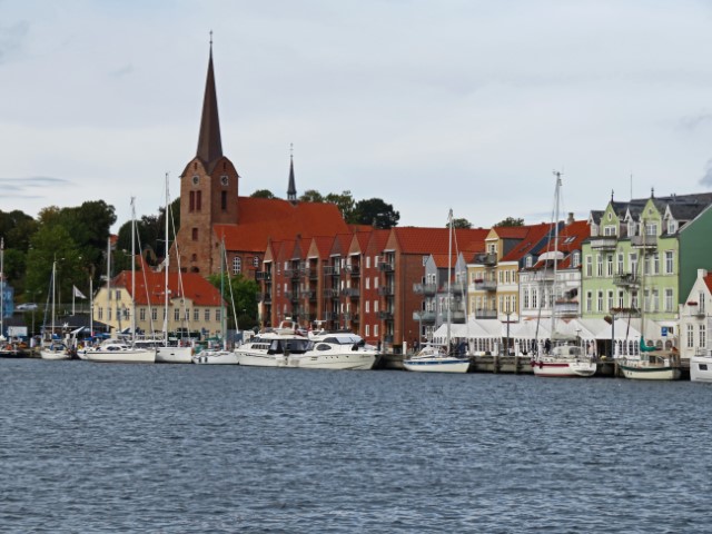 Blick auf Sønderborg mit Hafen, Uferhäusern und Kirche