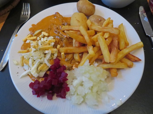 Großer Teller mit Pommes, Schnitzel, Roter Beete und mehr