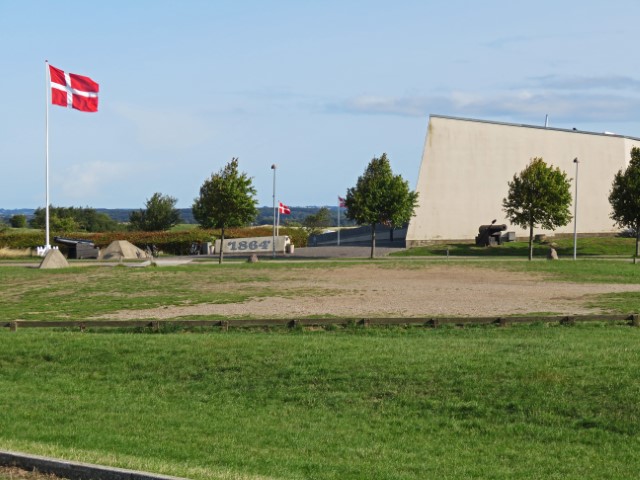 Blick auf das Museum von Dybbøl Banke mit dänischer Flagge