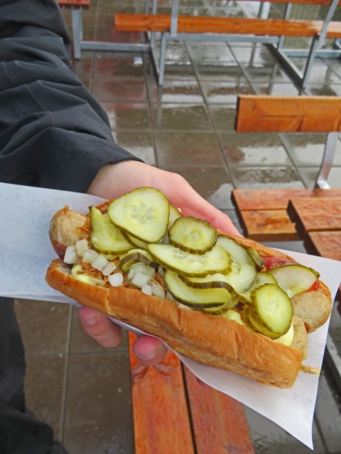 Hotdog mit vielen sauren Gurken von Annies Kiosk