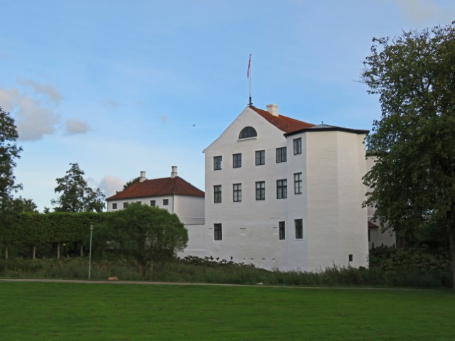 Weißes Schloss Aabenraa mit rotem Dach