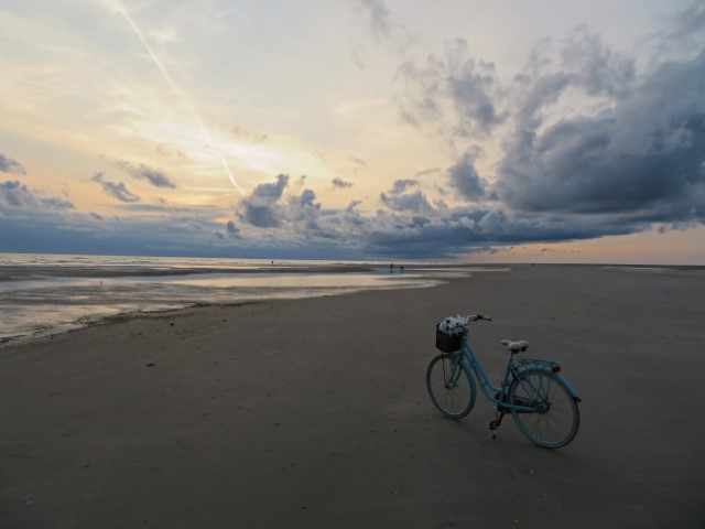 Sonnenuntergang hinter der Nordsee auf Fanø mit Fahrrad am Strand