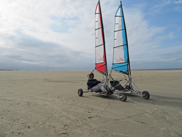 Junge Frau auf einem Blokart mit 2 Segeln am Strand von Fanø