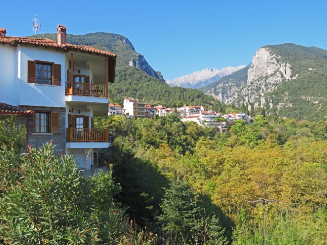 Blick auf die Häuser an Hängen und in grüner Landschaft in Litochoro