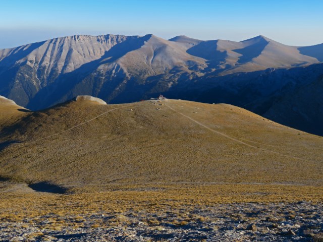 Blick über die Berglandschaft ab der Gipfelkirche auf dem Prophitis Elias