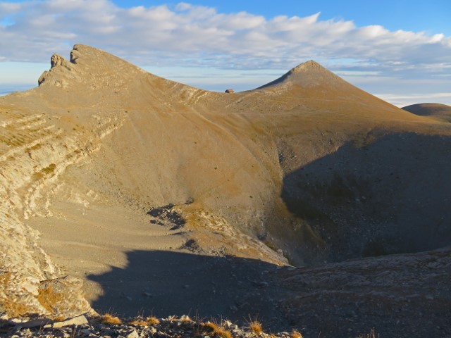 Steile Berglandschaft und tiefer Abgrund