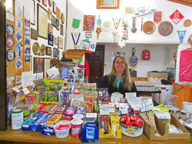 Junge Frau an Tresen mit bunten Snacks in einer Berghütte