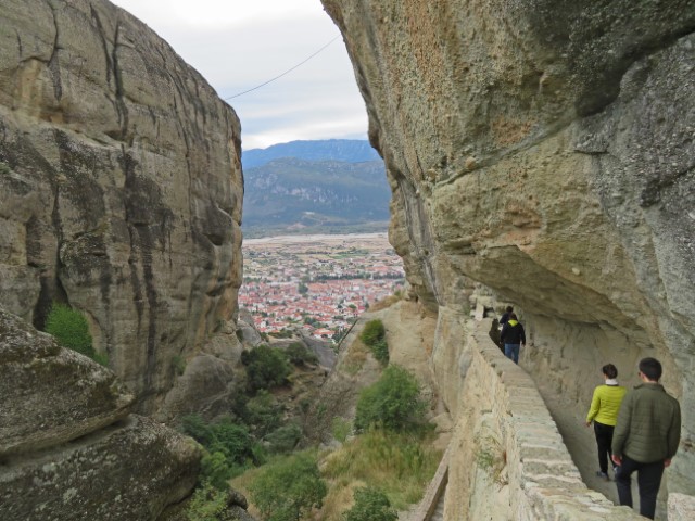 Sehr schmaler Weg, in die Felsen gehauen, auf dem Touristen gehen