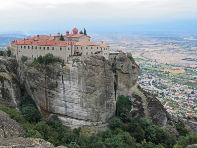 Kloster Ag. Stefanos auf einem Felsen mit Weitblick übers Tal