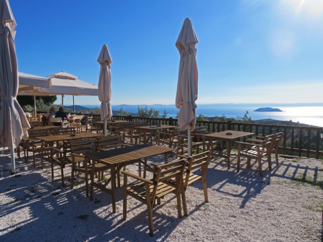 Dorf Parthenonas Restaurant mit Tischen, von wo der Blick übers Meer reicht