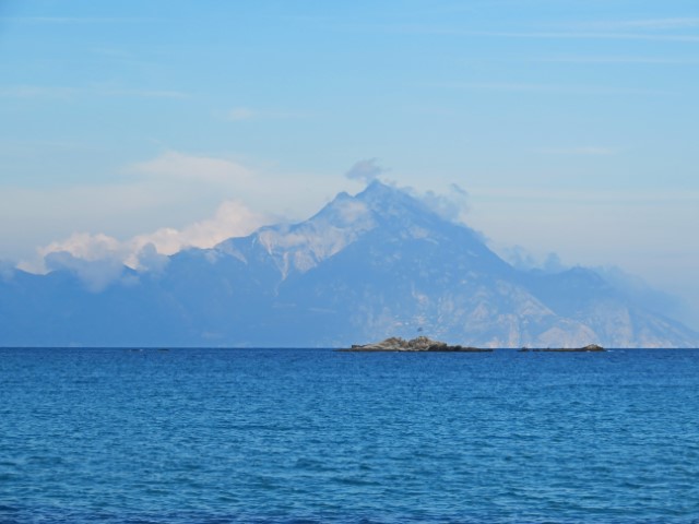 Blick übers Meer auf den Berg Athos