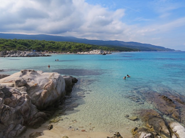 Bucht mit weißem Strand, Felsen und blauem Meer auf der Chalkidiki-Halbinsel