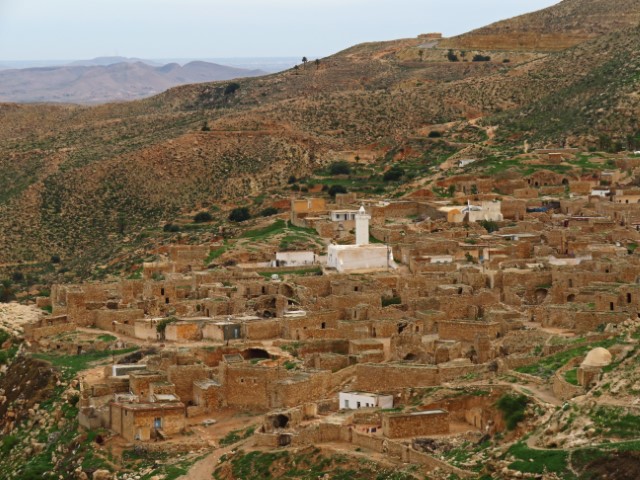 Toujane besteht aus Steinhäusern und einer weißen Moschee in einer kargen Hügellandschaft