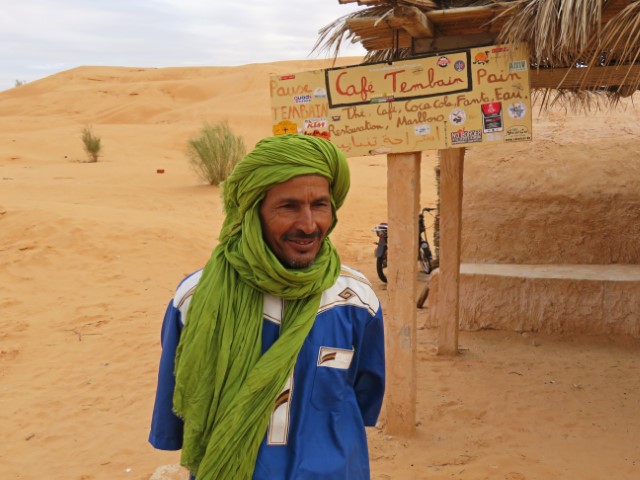 Beduine Mohammed mit Schild Cafe Tembain