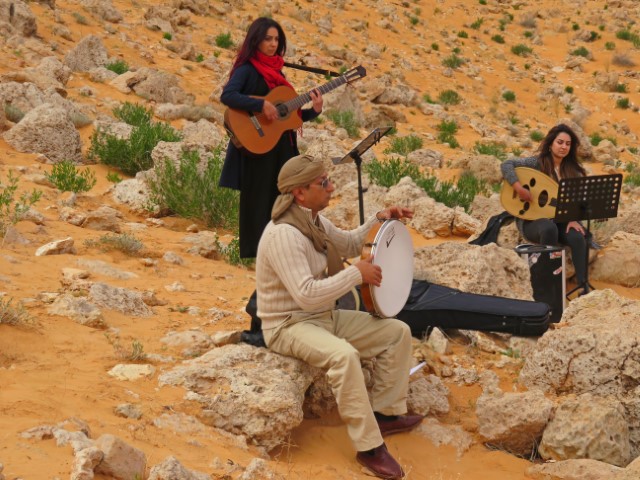 Musiker spielen und singen in der Wüste