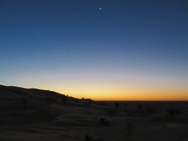 Morgenhimmel über der Sahara mit Mond