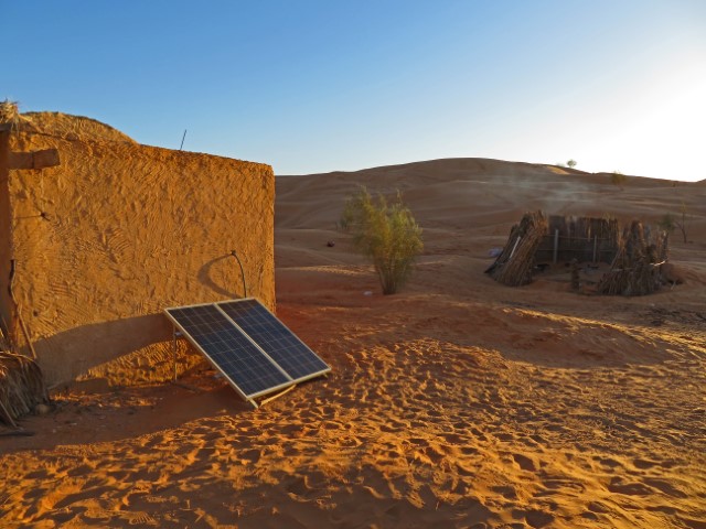 Hütte und Holzverschlag zum Backen in der Sahara