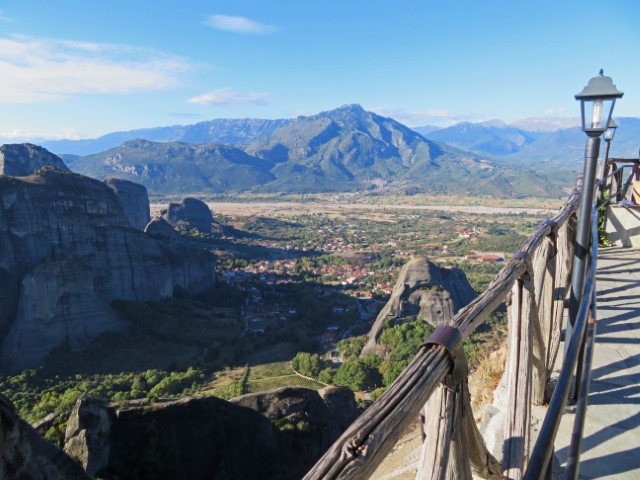 Blick vom Metamòrphosis-Kloster über die grüne Landschaft und Berge