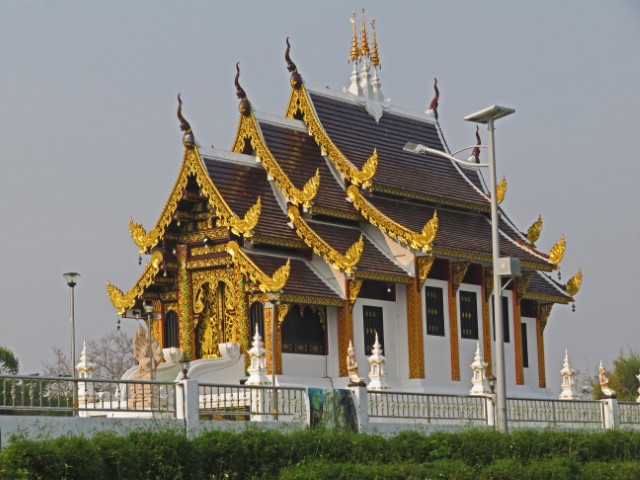 Gold verzierter Tempel im Norden von Thailand