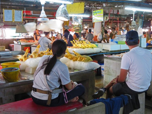 Frauen verkaufen Hühner auf einem Markt in Thailand