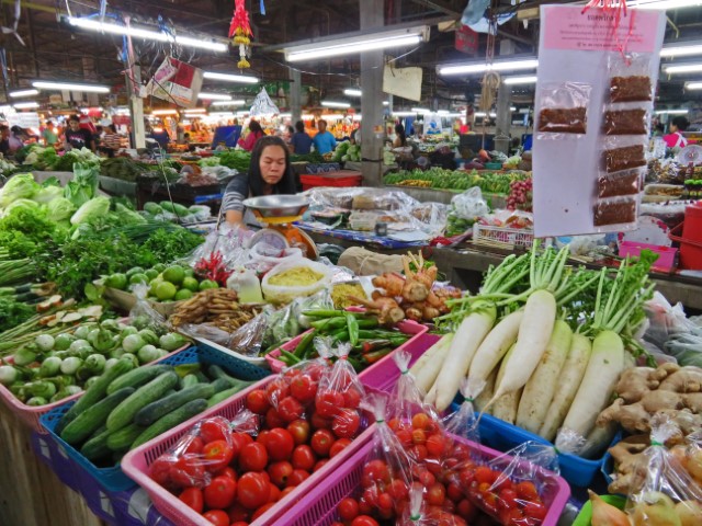 Stand mit jeder Menge Gemüse auf einem Markt in Thailand