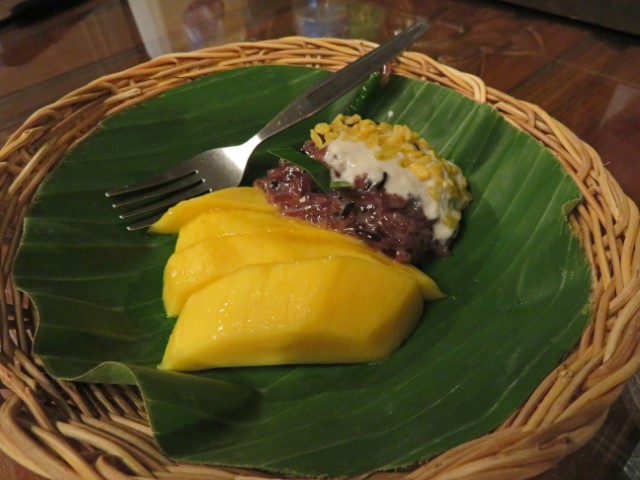 Thai-Nachtisch mit Mango und Klebereis auf Bananenblatt