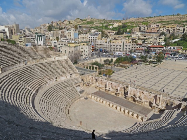 Blick von oben auf das römische Theater von Amman mit Häusern im Hintergrund