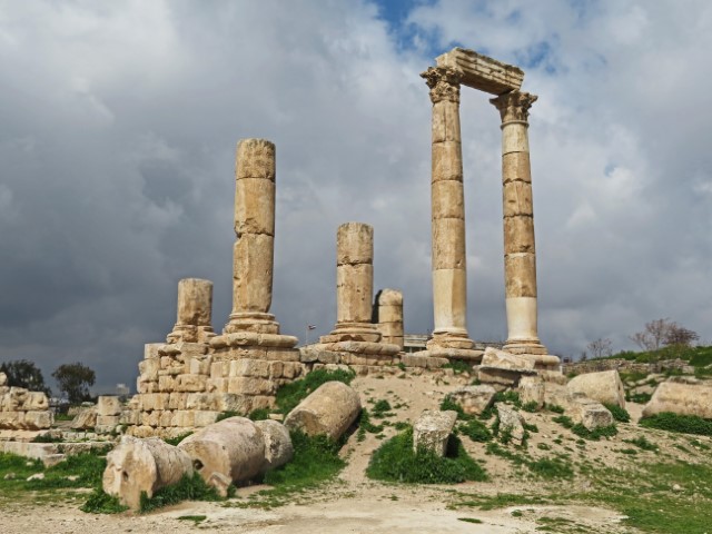 Blick auf Säulen und Ruinen in der Zitadelle von Amman