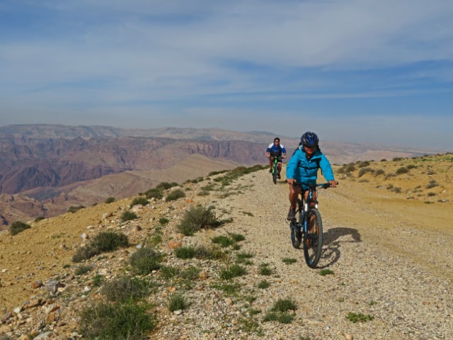 2 Mountainbiker auf einer Klippe über dem Wadi Araba