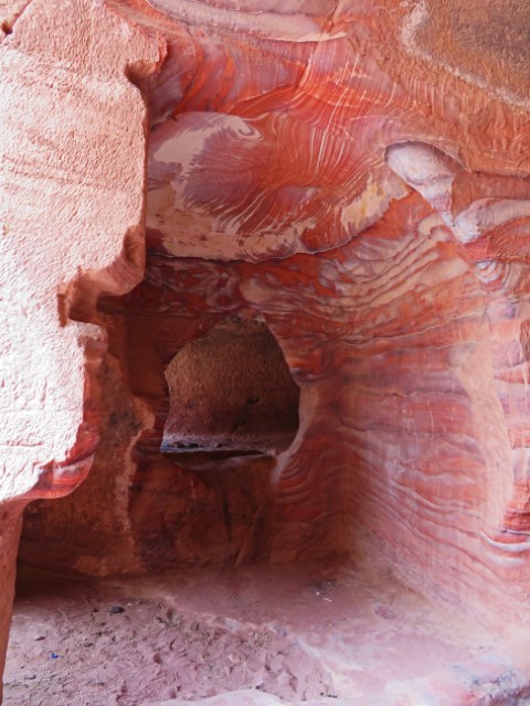 Rote Felsenhöhle mit weißen Mustern in Petra