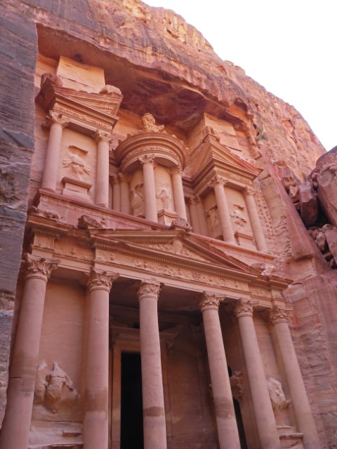 Blick von unten auf das in den Felsen gehauene Schatzhaus des Pharao in Petra