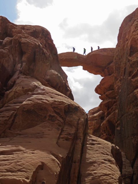 Felsen bilden eine Art Brücke von einer Seite zur anderen