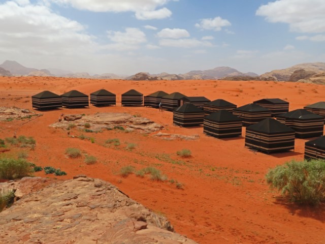 Braune Beduinenzelte in der roten Wüste Wadi Rum