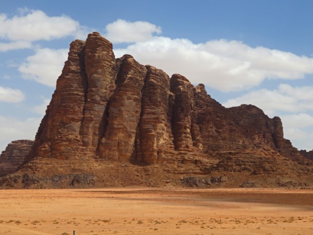 Blick auf die hohen braunen "Säulen der Weisheit" in Wadi Rum, die aus Felsen bestehen