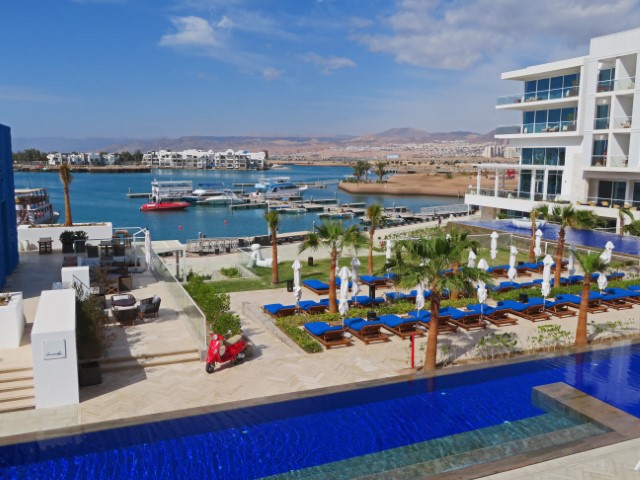 Blick vom Hotelzimmer über eine Poollandschaft