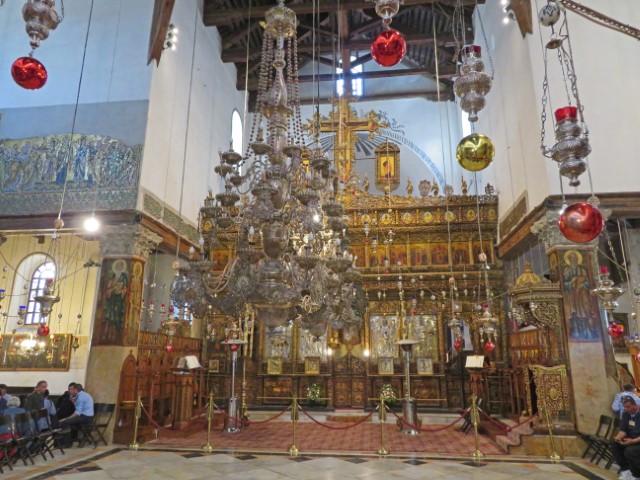 Das reich mit Gold verzierte Innere der Geburtskirche in Bethlehem