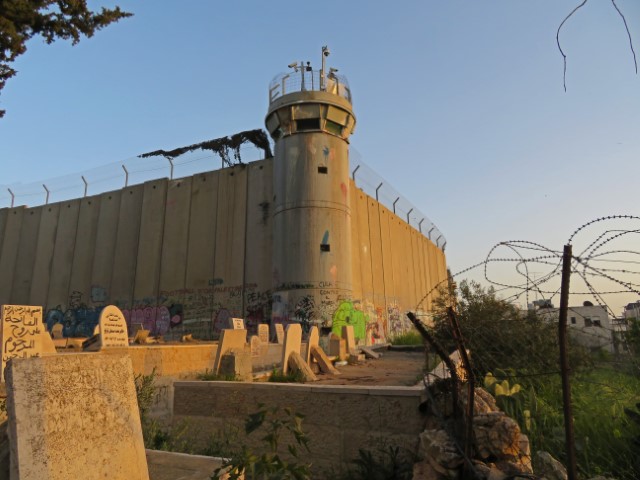 Blick auf die Mauer von Bethlehem mit Wachturm und Stacheldrahtzaun